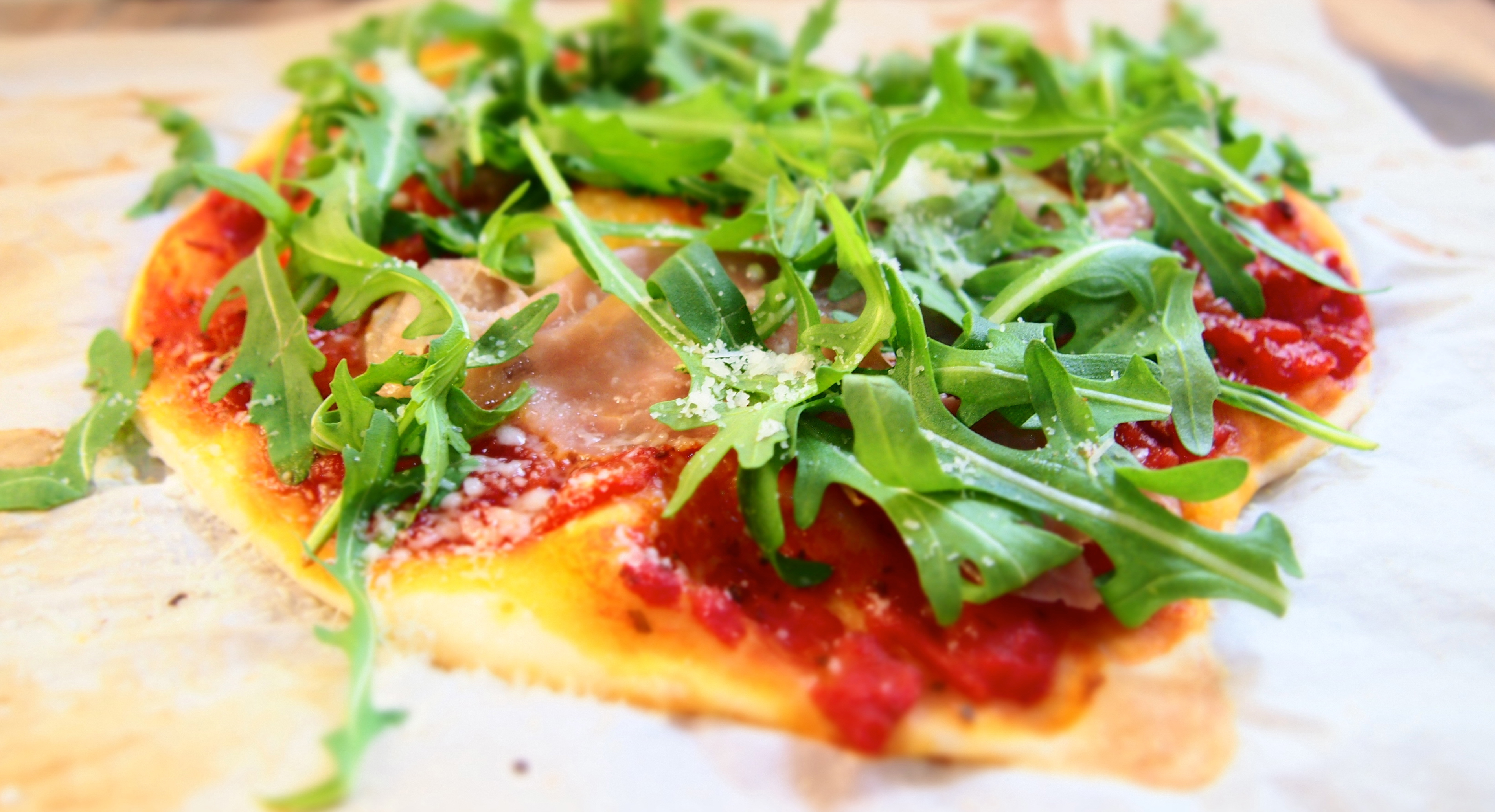 Pizza - Tomaten, Büffelmozzarella, Rucola, und Parmaschinken ...