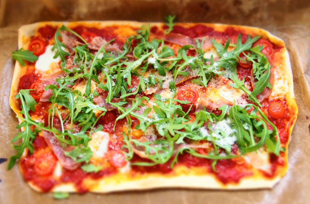 Pizza - Tomaten, Büffelmozzarella, Rucola, und Parmaschinken ...