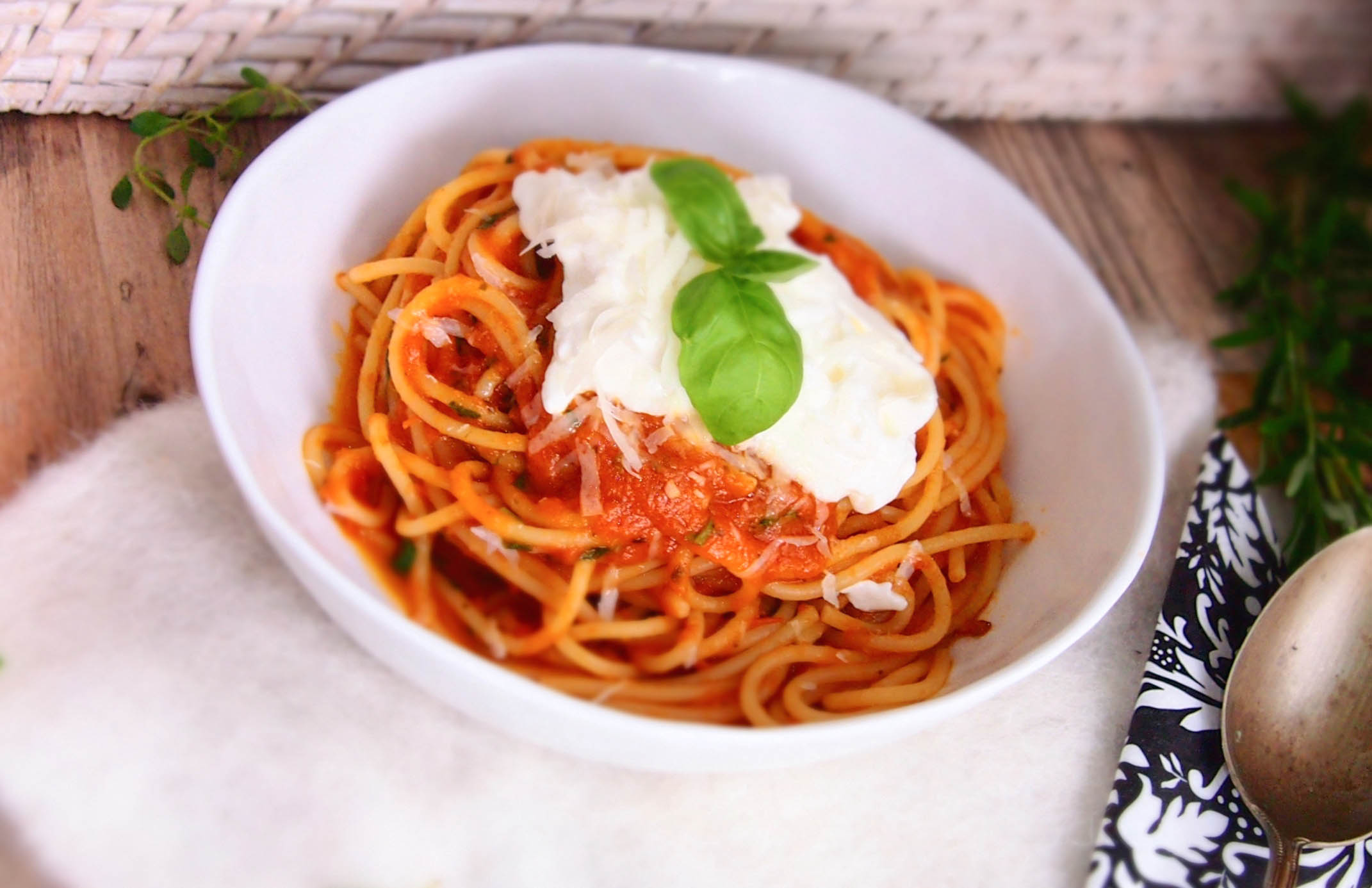 Original italienische Tomatensoße mit Burrata - blondieundbrownie.com