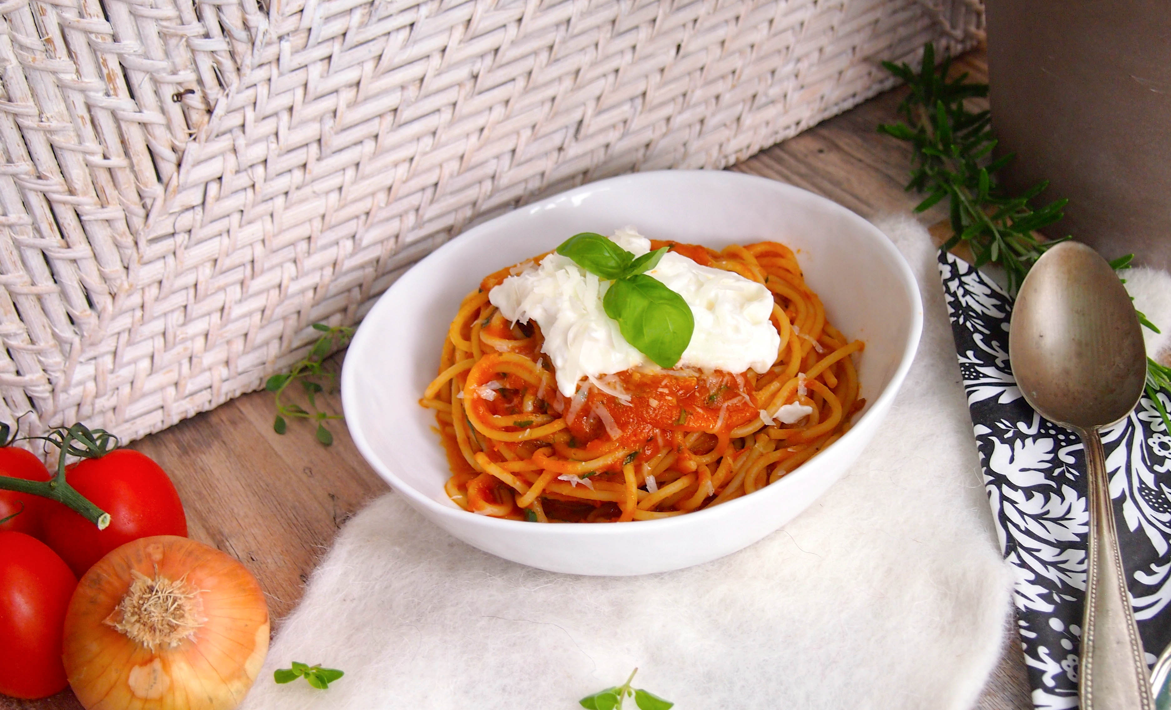 Original italienische Tomatensoße mit Burrata - blondieundbrownie.com