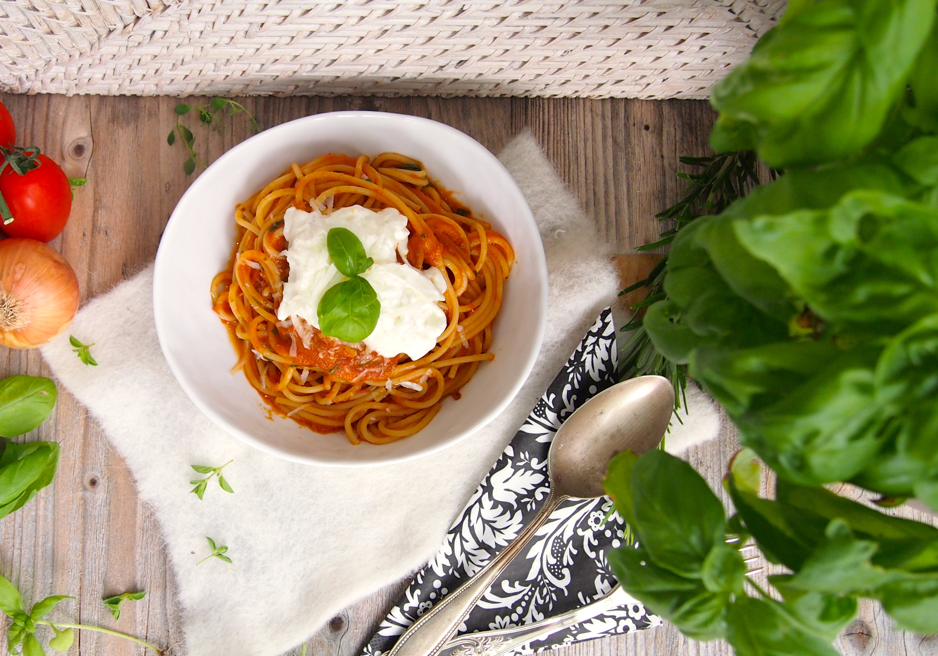 Original italienische Tomatensoße mit Burrata - blondieundbrownie.com