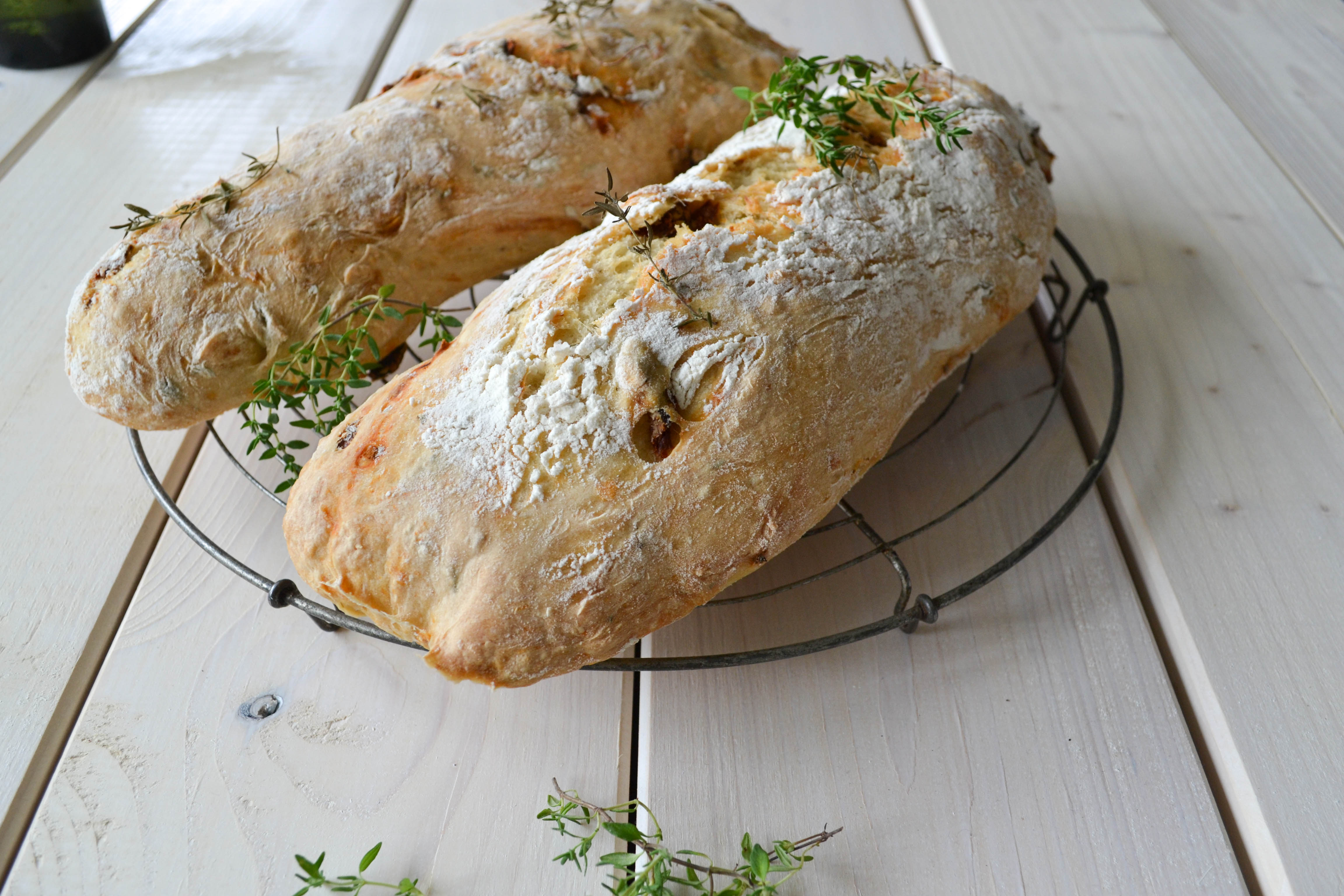 Ciabatta mit getrockneten Tomaten und Thymian - blondieundbrownie.com