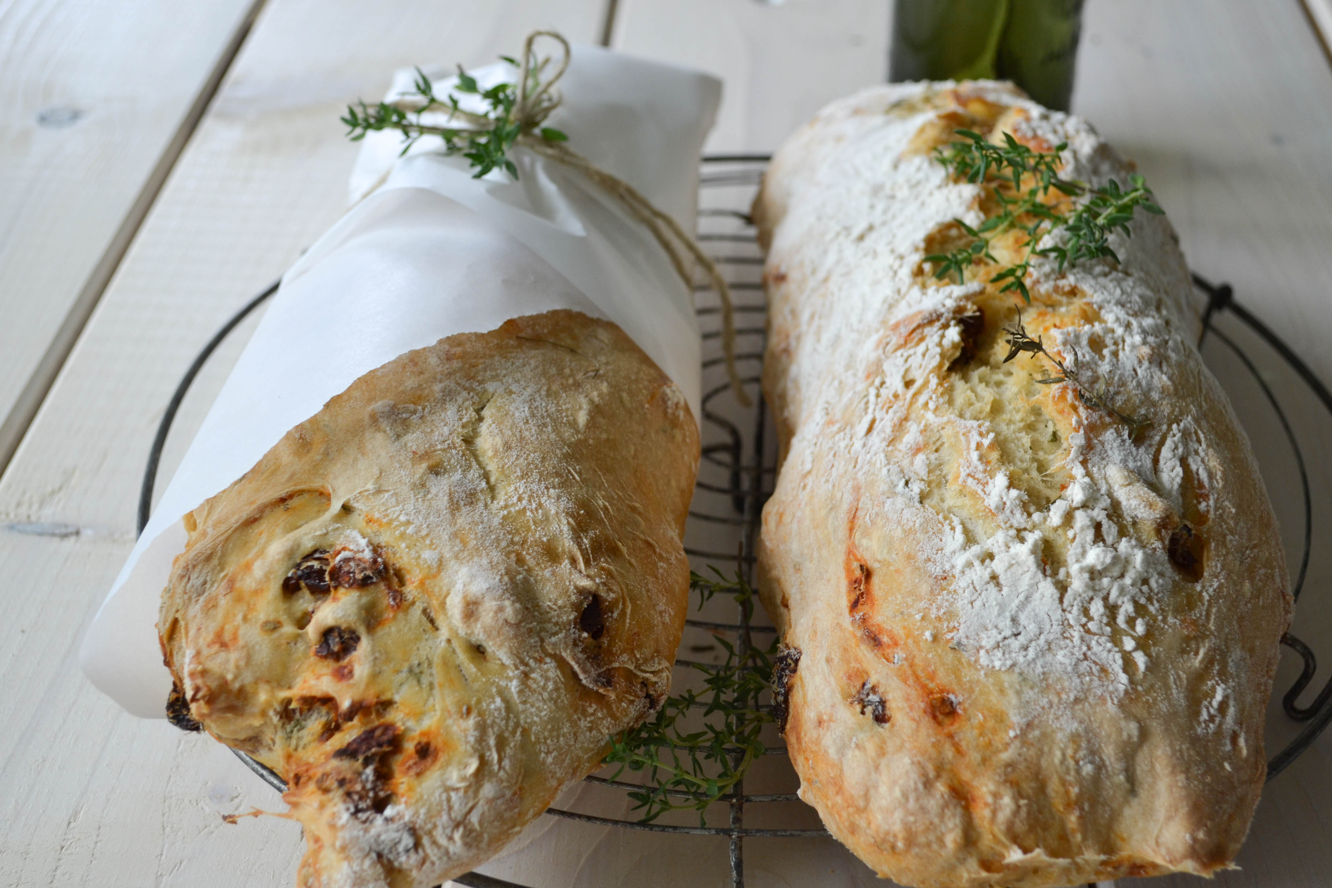 Ciabatta mit getrockneten Tomaten und Thymian - blondieundbrownie.com