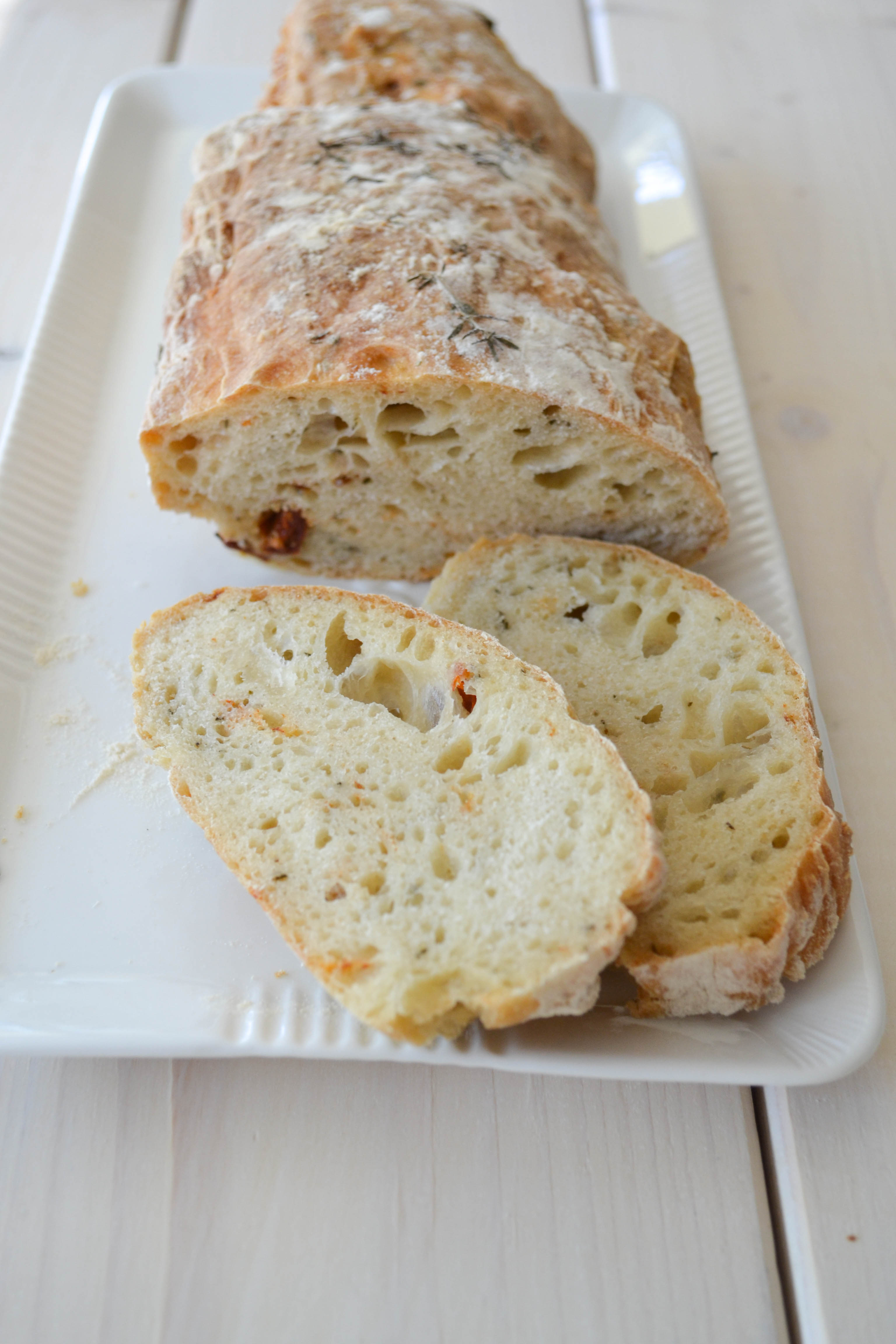 Ciabatta mit getrockneten Tomaten und Thymian - blondieundbrownie.com