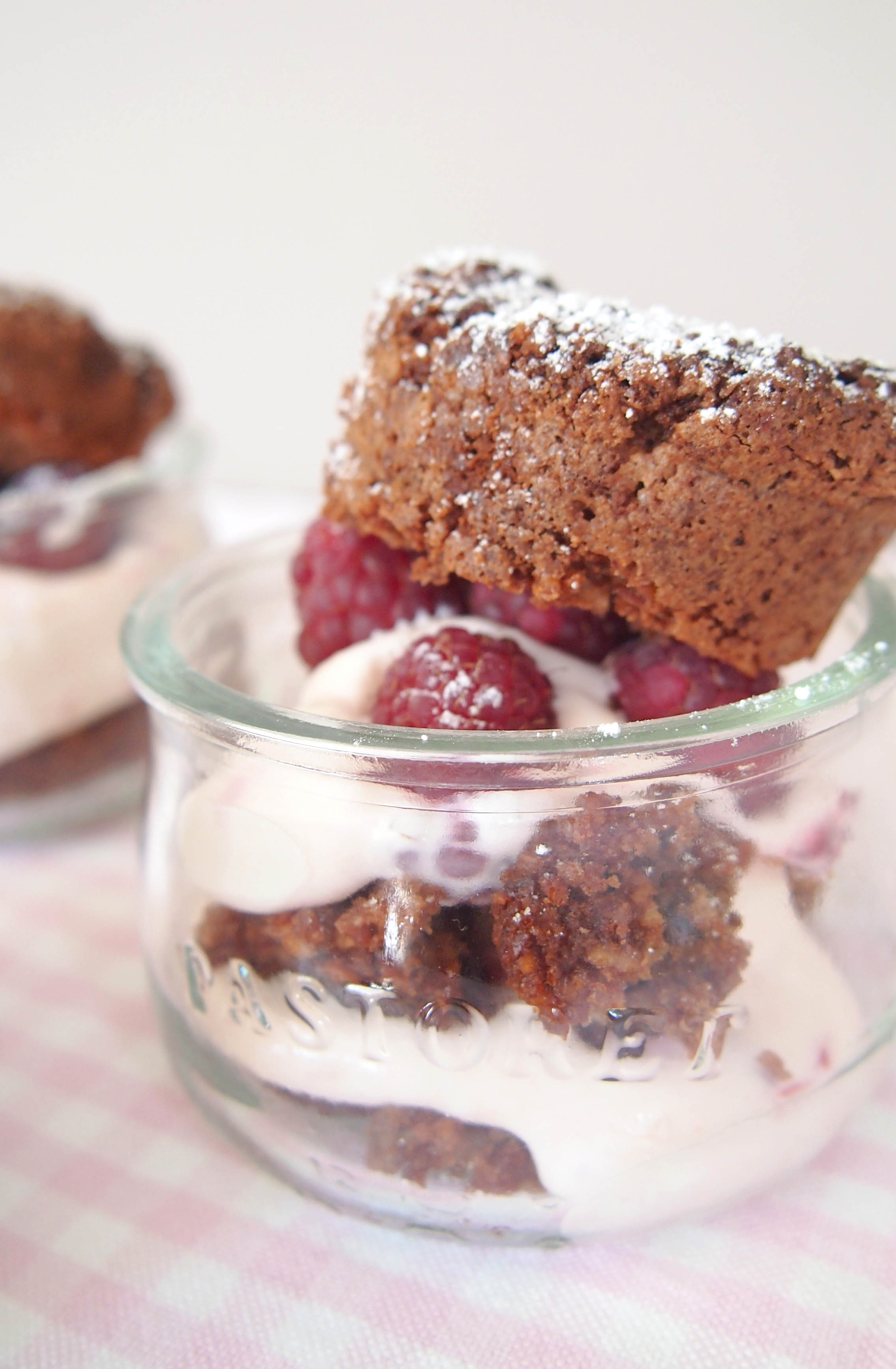 Schokokuchen im Glas mit Himbeerglück - auf die Beere fertig los ...