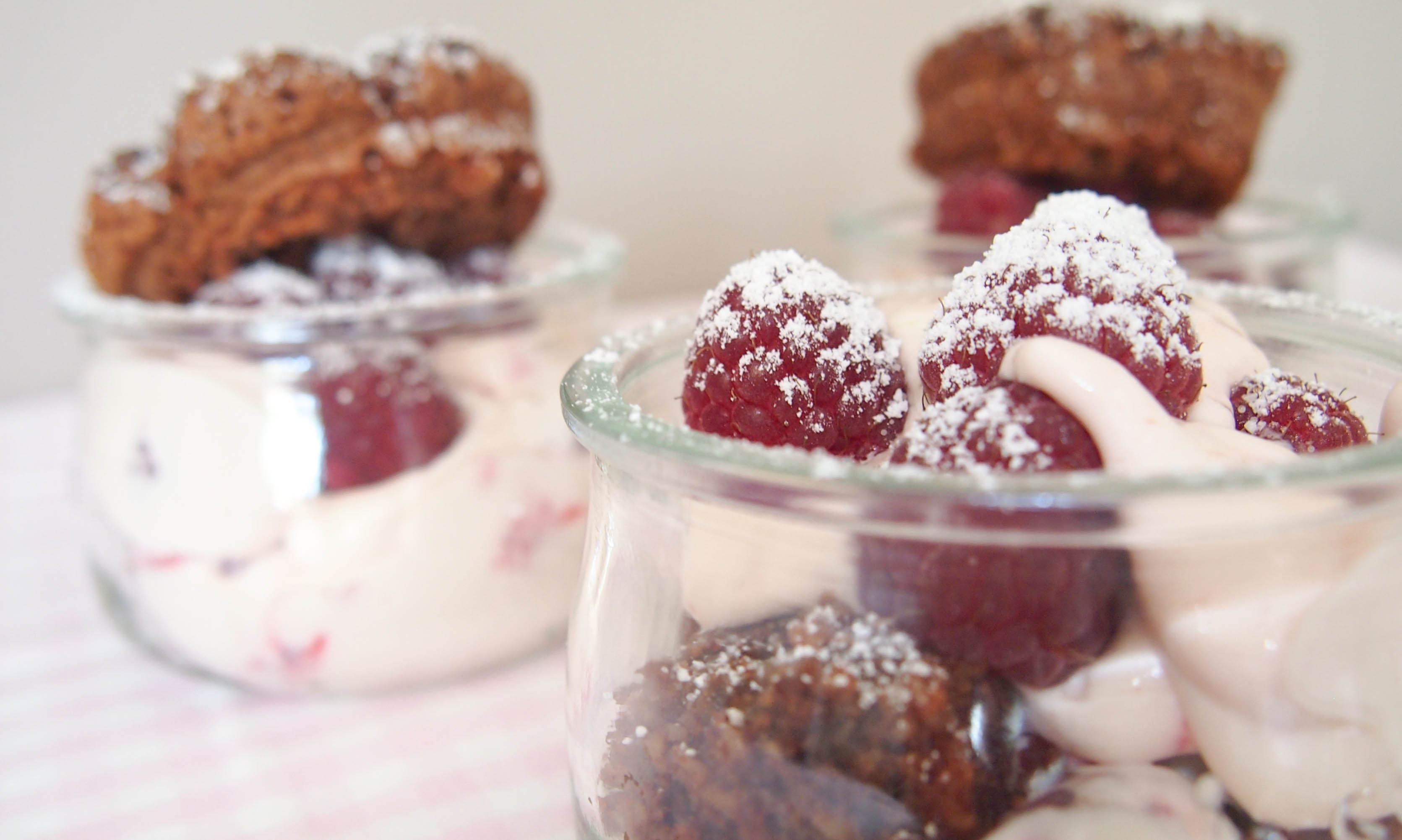 Schokokuchen im Glas mit Himbeerglück - auf die Beere fertig los ...