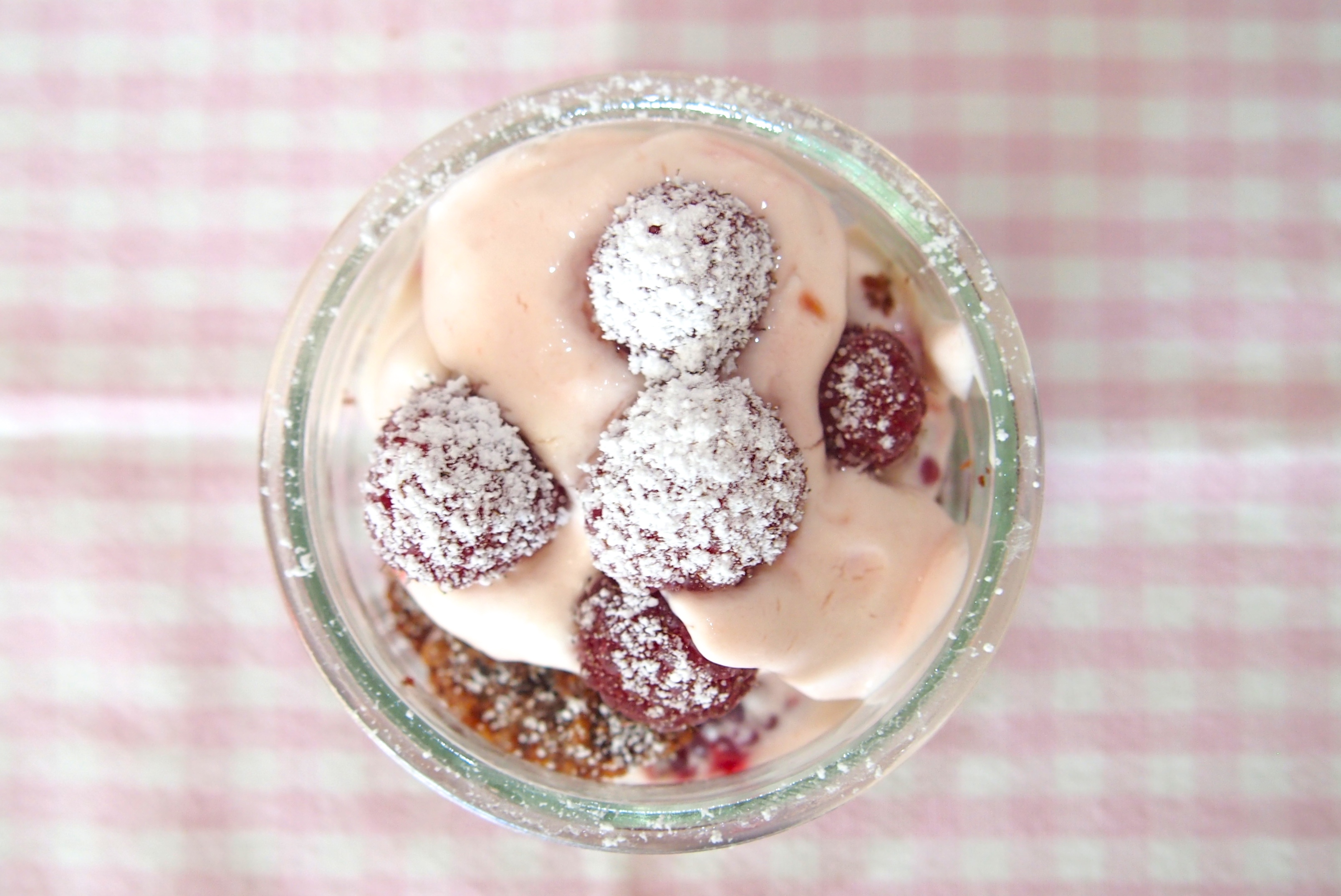 Schokokuchen im Glas mit Himbeerglück - auf die Beere fertig los ...