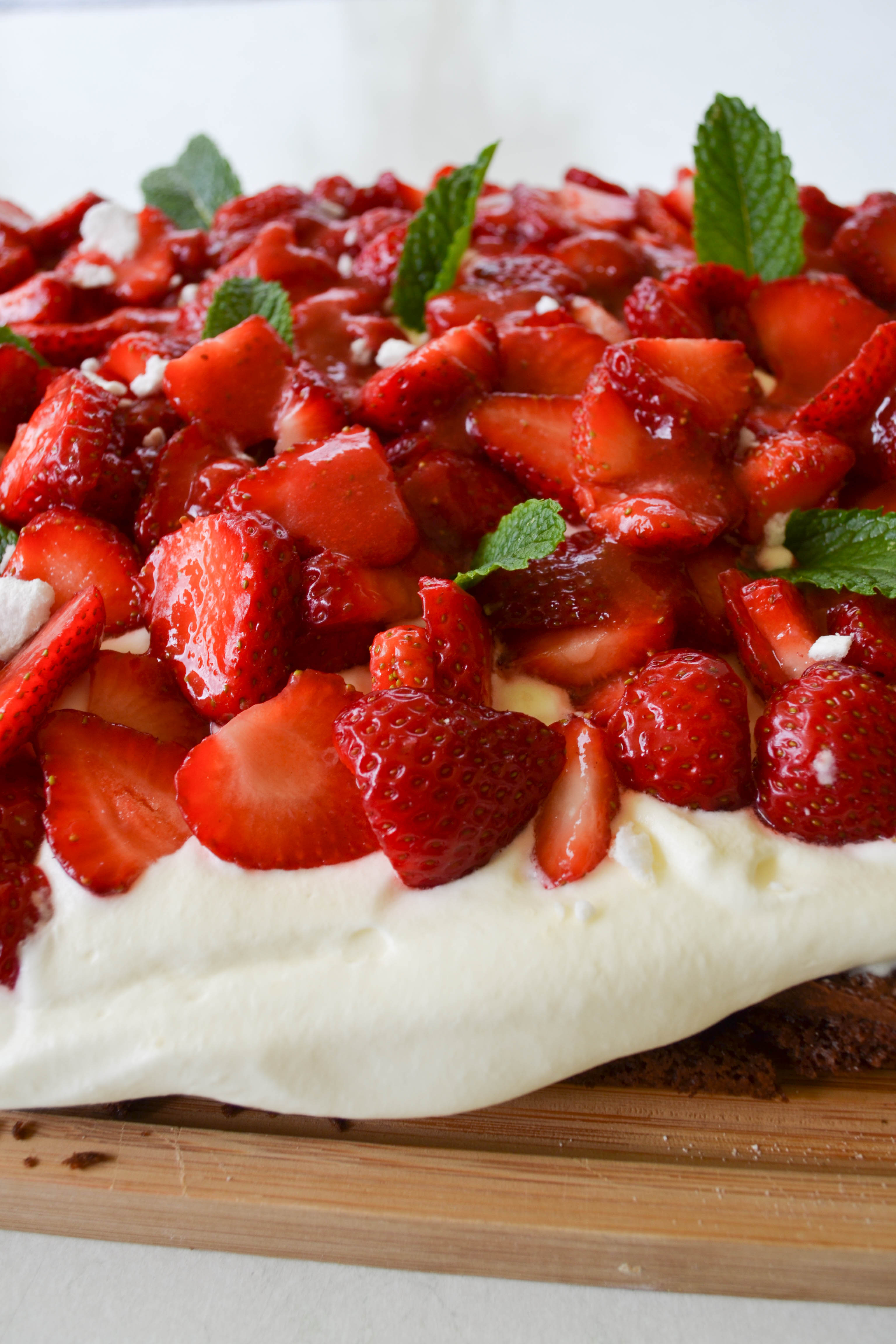 Brownie mit viiiieeeel Erdbeeren - blondieundbrownie.com