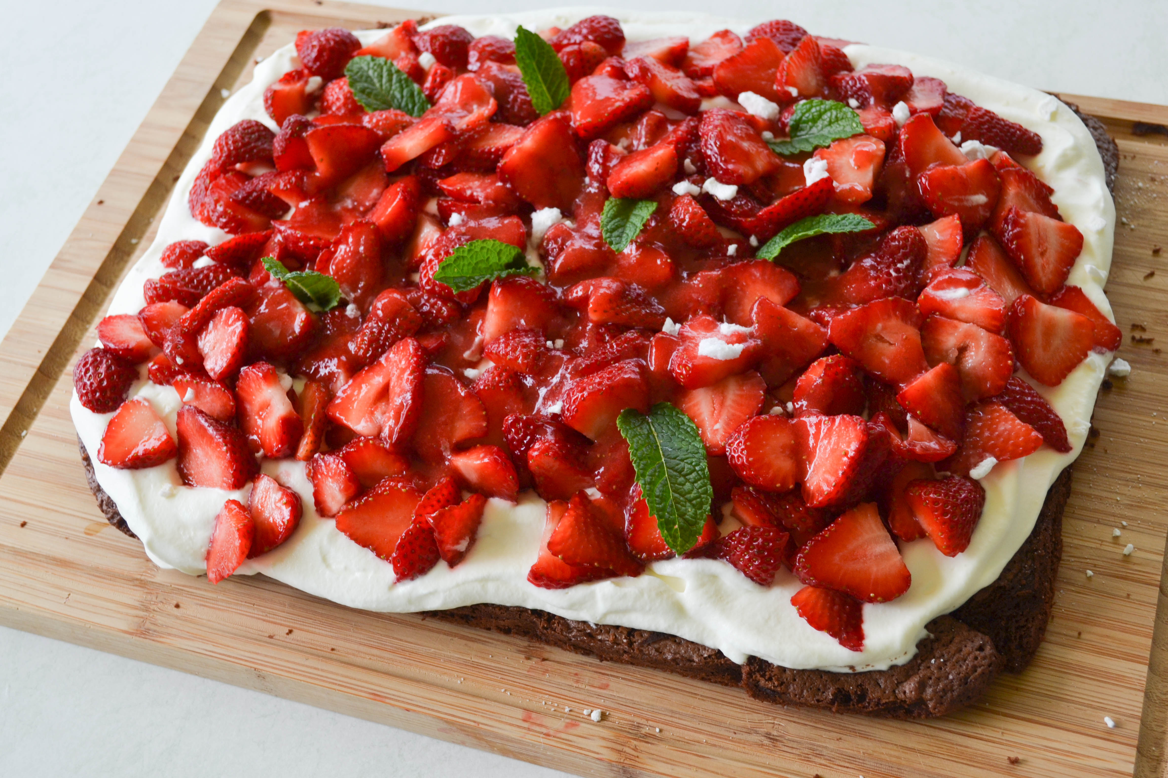 Brownie mit viiiieeeel Erdbeeren - blondieundbrownie.com