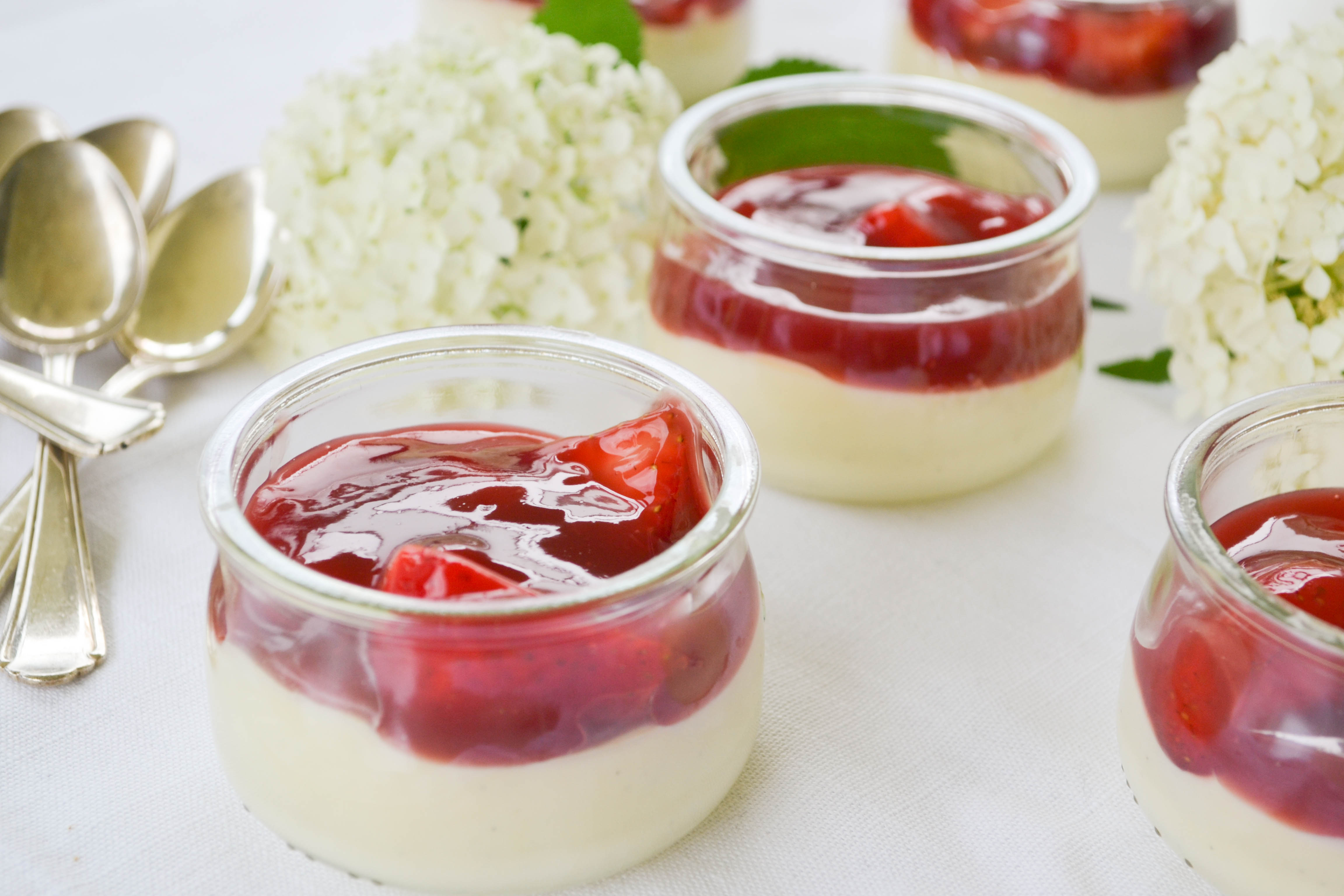 weiße Schokoladecreme mit Erdbeersoße - blondieundbrownie.com