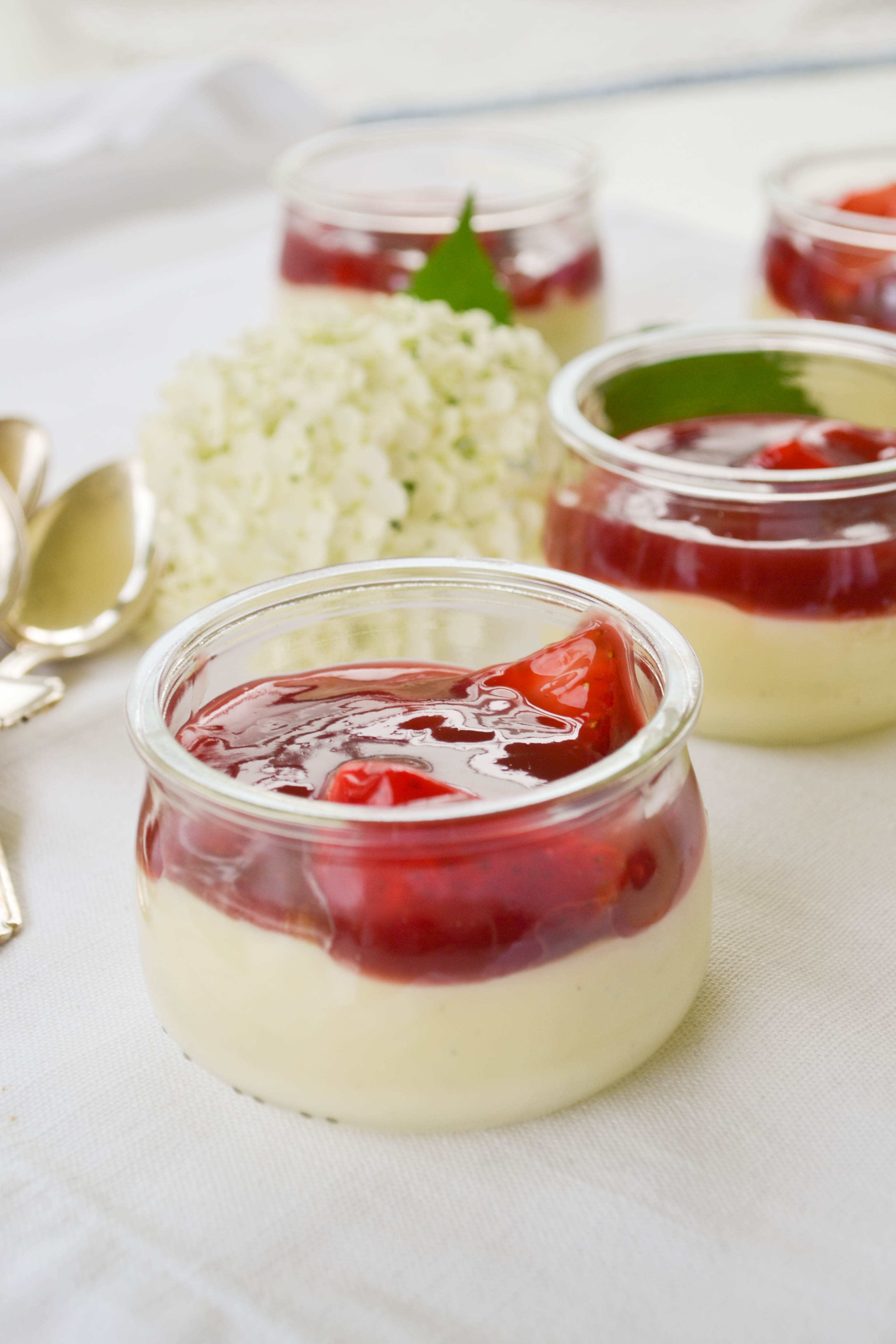 weiße Schokoladecreme mit Erdbeersoße - blondieundbrownie.com