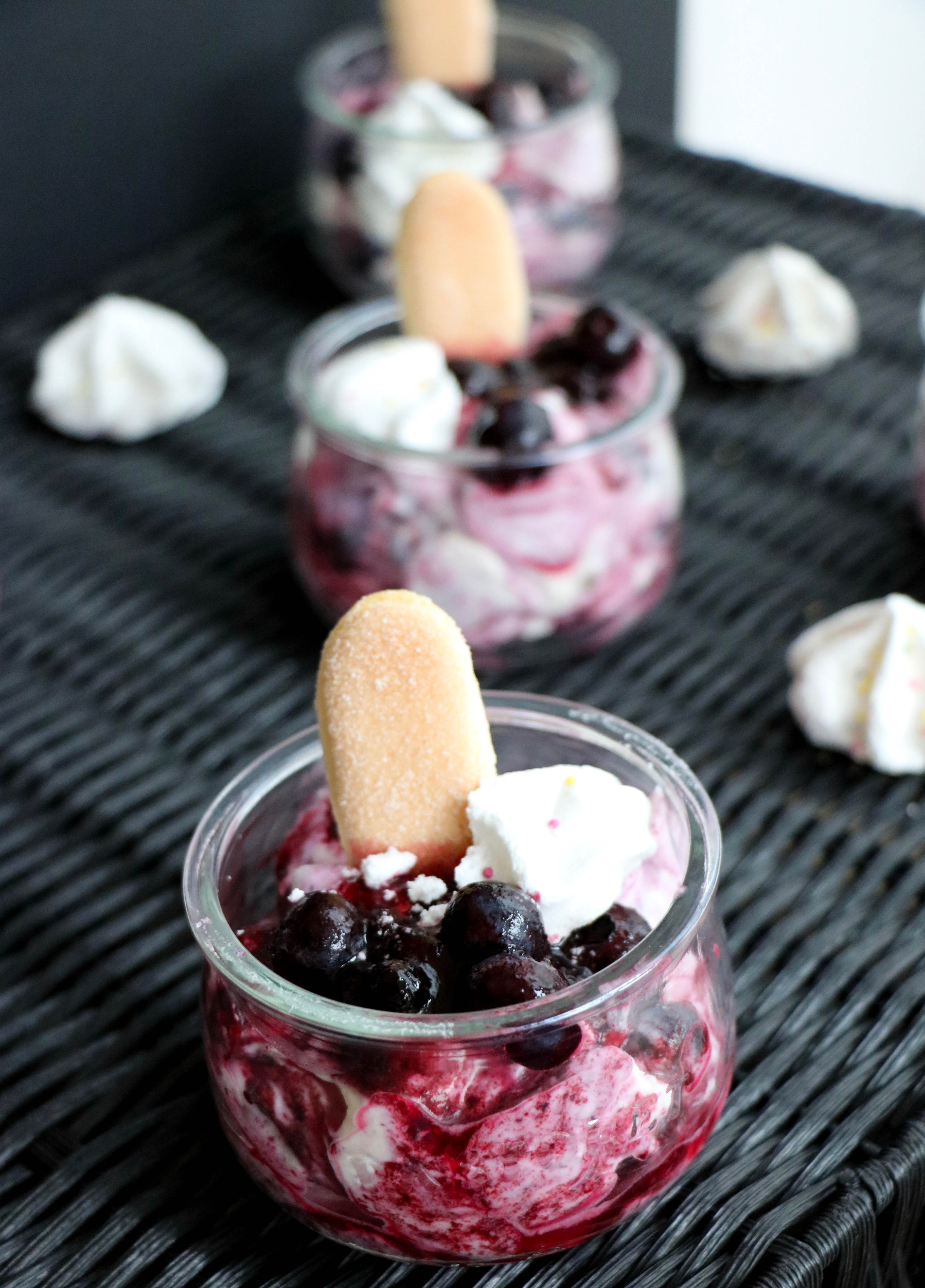 Blaubeer Baiser- Trifle - blondieundbrownie.com