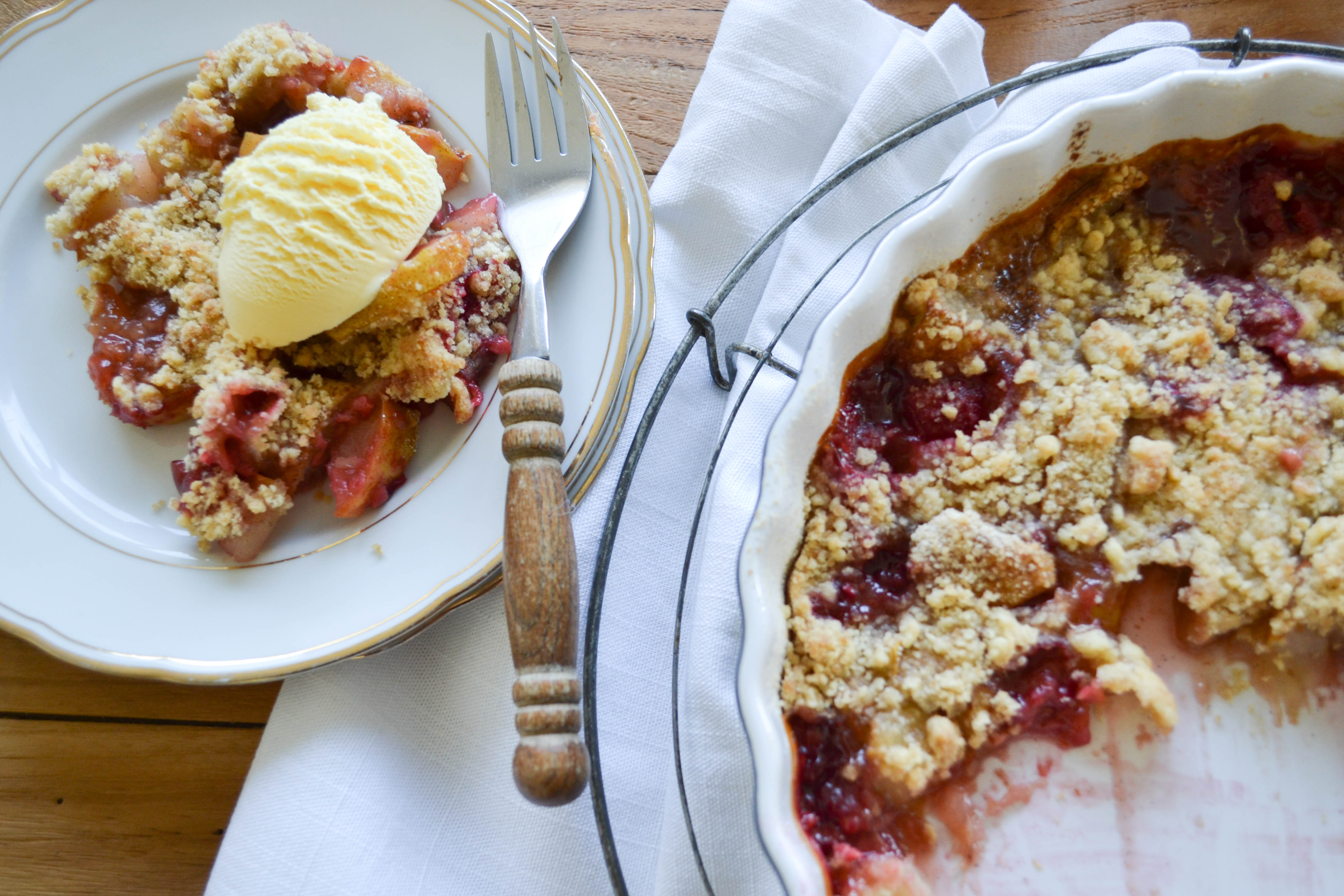 Birnen Crumble mit Himbeeren - blondieundbrownie.com