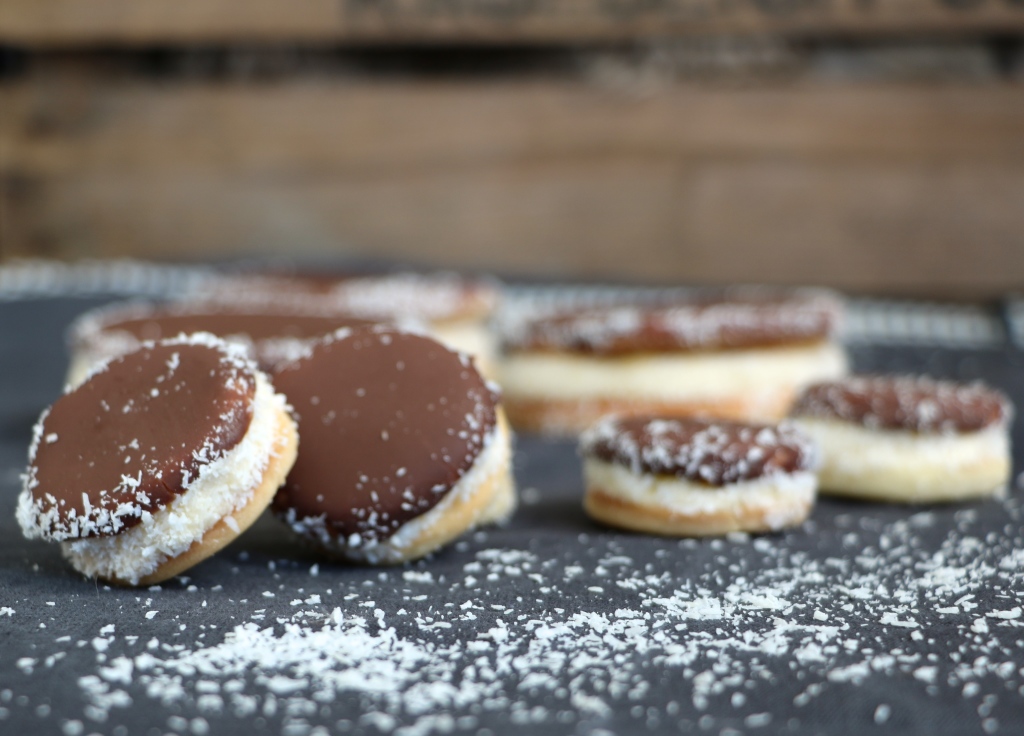 Vanilletörtchen mit Kokos und Schokolade - blondieundbrownie.com