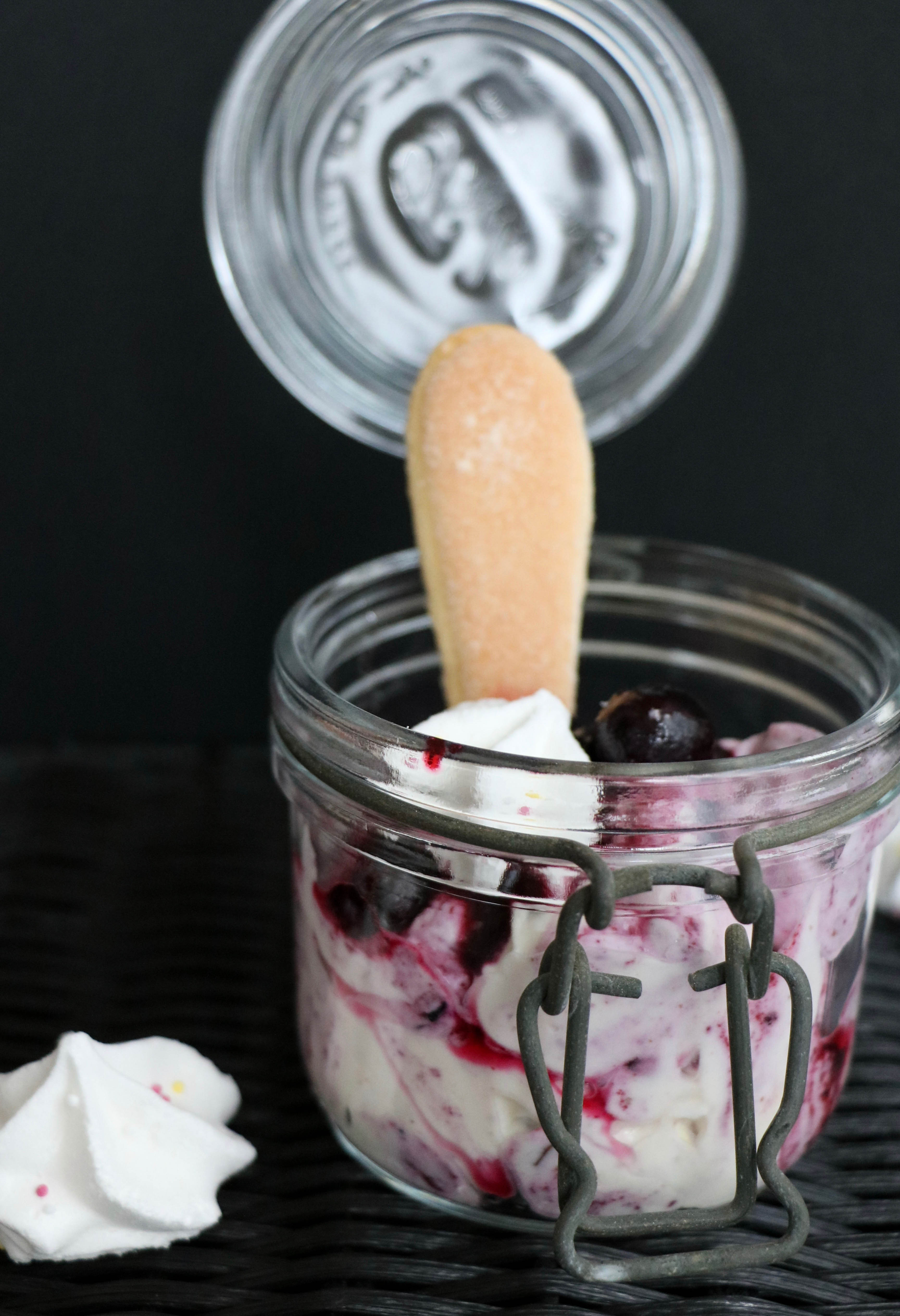 Blaubeer Baiser- Trifle - blondieundbrownie.com