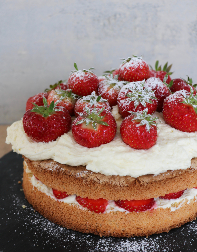 Weiße Schokoladentorte mit frischen Erdbeeren - blondieundbrownie.com