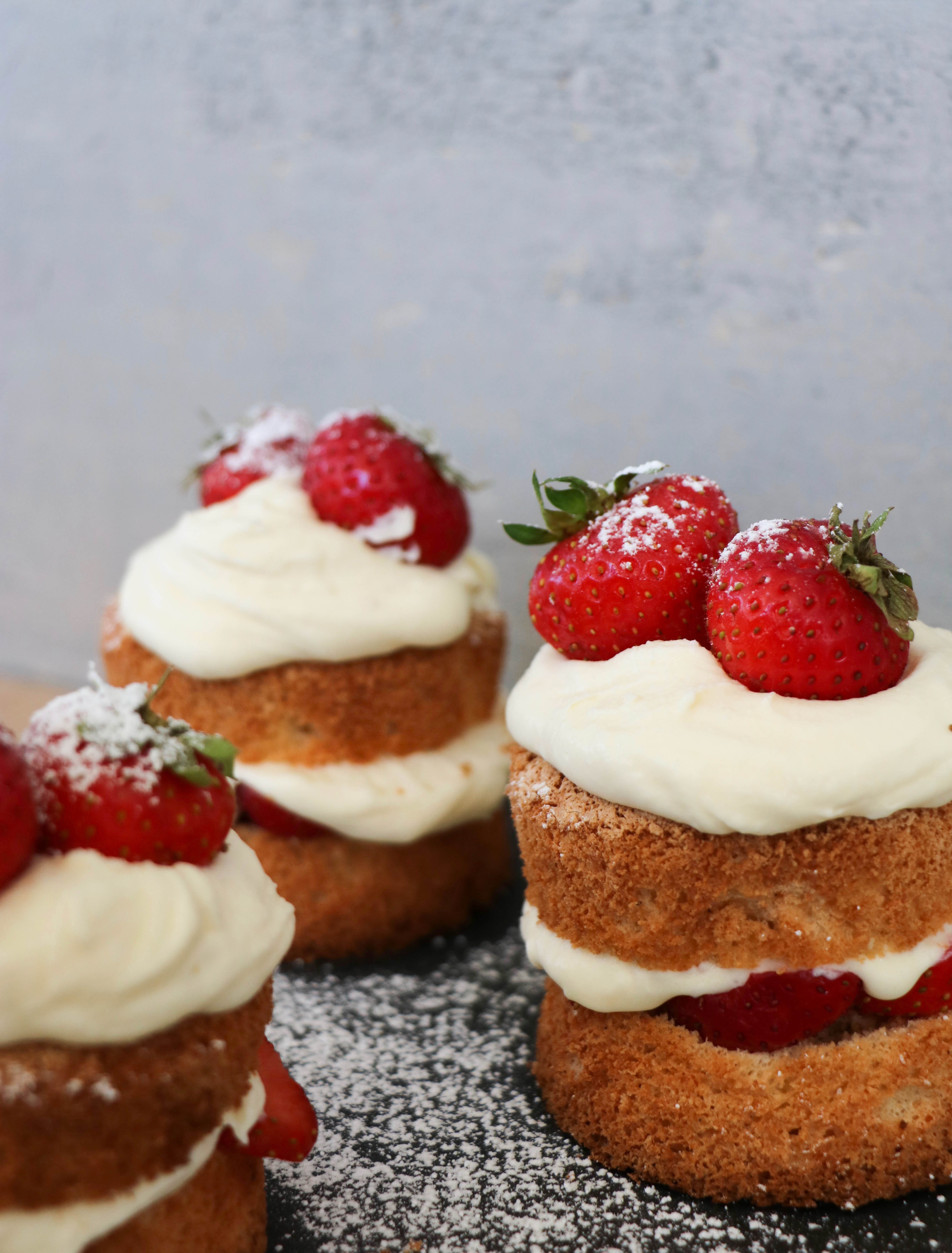Weiße Schokoladentorte mit frischen Erdbeeren - blondieundbrownie.com