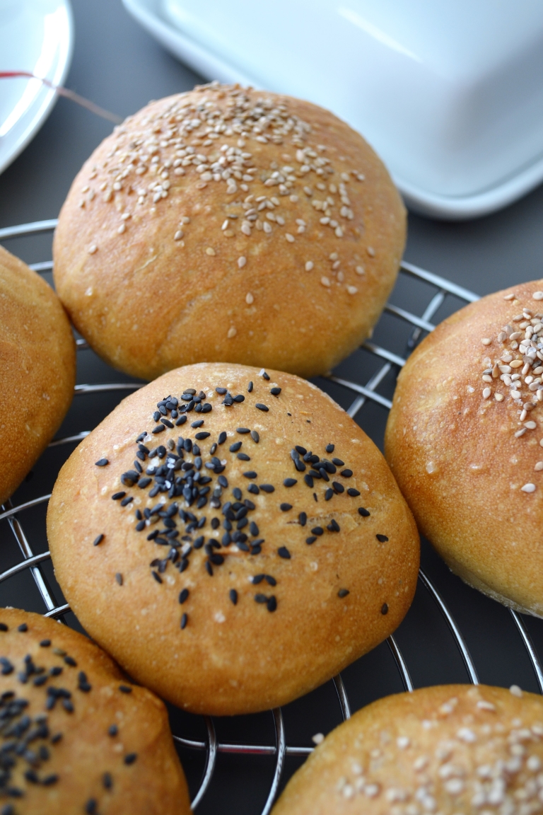 Dinkel-Roggen-Brötchen (meine Burger-Brötchen) - blondieundbrownie.com